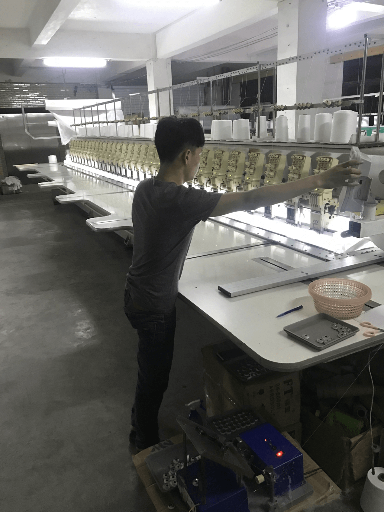 How does the Chinese factory produce lace collar applique?