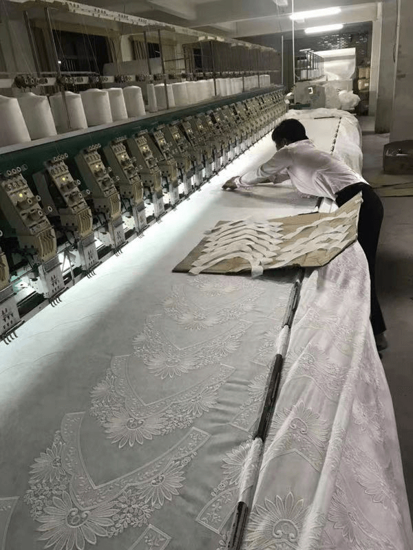 How does the Chinese factory produce lace collar applique?